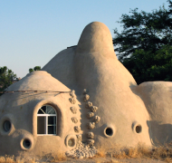 單座的環保圓頂建築，與我們將在南加州的金剛寶座寺址要建立的相似。