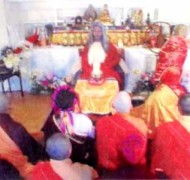 老法王展示在一團甘露中出現的彩色舍利。