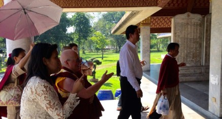 Entering the Viharn.
