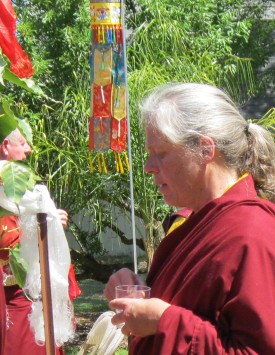 格桑索朗仁波且在加州聖格附近的金剛寶座寺舉行的一場法會上。