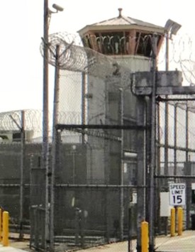 位於加州喬奇拉(Chowchilla)市的中加州女子監獄入口的守衛塔。