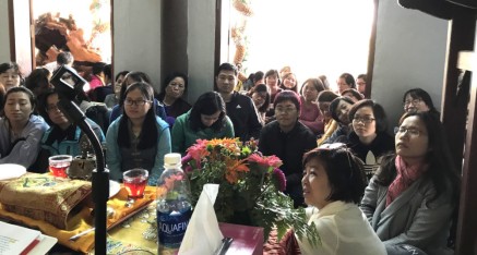 學生們擠滿了寺廟來聽“學佛”的初步英文翻譯和討論。
