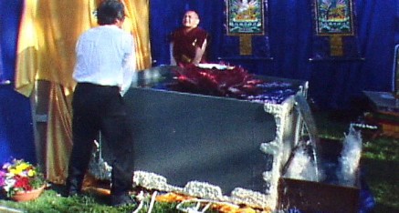Venerable Akou Lamo Rinpoche of Tibet and Venerable Ciren Jiacuo (Gyatso) together lift the two ton lotus tub. What ordinary person in this world could lift such a tub? Only those who learned the true Buddha-dharma can lift it.