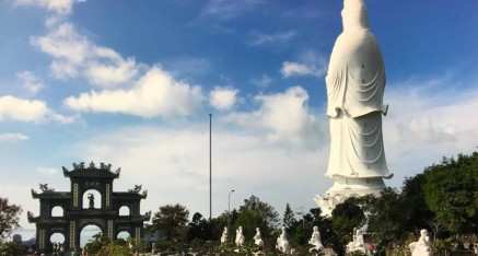 在靈應塔的觀音菩薩像隔着海灣看峴港市區。