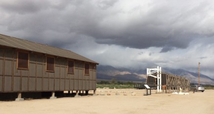 重建的營房和籃球場。