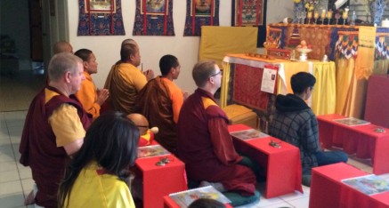 老撾僧人在加州聖格的金剛寶座寺上佛法課之前誦經。