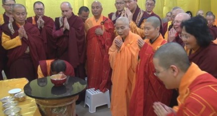 Attendees all witnessed Buddhas bestow nectar at the dharma assembly, as a congratulation to the Supreme Treasure Scripture<em> Imparting the Absolute Truth Through the Heart Sutra</em>.