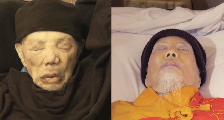 Two contrasting photos of Elder Dharma Master Yin Hai’s flesh body, with one taken at 11 hours after the nirvana showing deep wrinkles on a dry, thin, and very aged face and the other taken on the 24th day after the nirvana that presented a fully-figured, smooth, lustrous, and perfectly majestic visage. A miraculous transformation took place that caused the two pictures to look like two completely different persons.