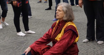 格桑索朗在金剛寶座寺於加州克洛維斯市舉行的觀音菩薩大悲加持法會上。