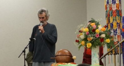 戴維·沃德在告訴與會大眾在金剛寶座寺於加州克洛維斯市舉行的觀音菩薩大悲加持法會上在他身上發生的事情。