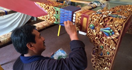 藝術家在最後完成將安裝在金剛寶座寺的藏式殿柱。