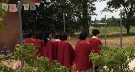 朝聖者們在加州聖格的金剛寶座寺及閉關中心的金剛柱前唸誦。