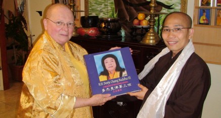 Ven. Thich Thien Tri receives a copy of the book 