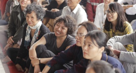 弟子們聽別人講述加持時的經歷。