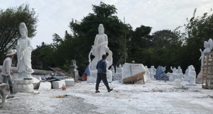 泰山塔(寺)的馬路對面石匠們在工作。