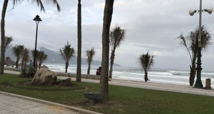 從峴港市區隔着海灣能看見靈應塔海灘的觀音菩薩像。