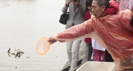 法會後的放生，此處可看到海灣對岸的觀音菩薩像。