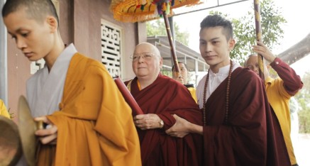 在泰山塔寺的法會前的儀仗。