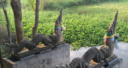 A pair of nagas guarded the center.
