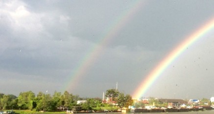 After an early morning shower, a double rainbow appeared in the river. In fact you can also see traces of a third rainbow on the left.