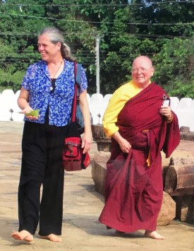 格桑索朗和扎西卓瑪在斯里蘭卡阿努拉德普勒圣城的薩帕拉瑪塔供花。