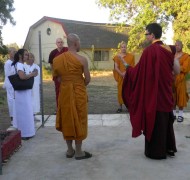 Rinpoche explains the quaking pole phenomena to a group of visiting Thai monks..