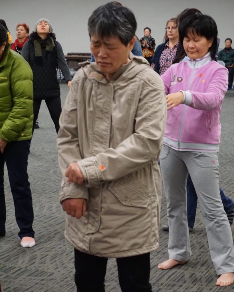 耿瑞第在法會中。