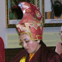 阿寇拉摩仁波且在舊金山的寺廟華藏寺主持法會。