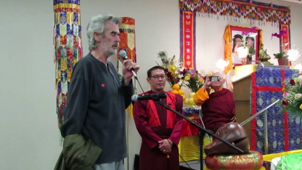 戴維·沃德在告訴與會大眾在金剛寶座寺於加州克洛維斯市舉行的觀音菩薩大悲加持法會上在他身上發生的事情。